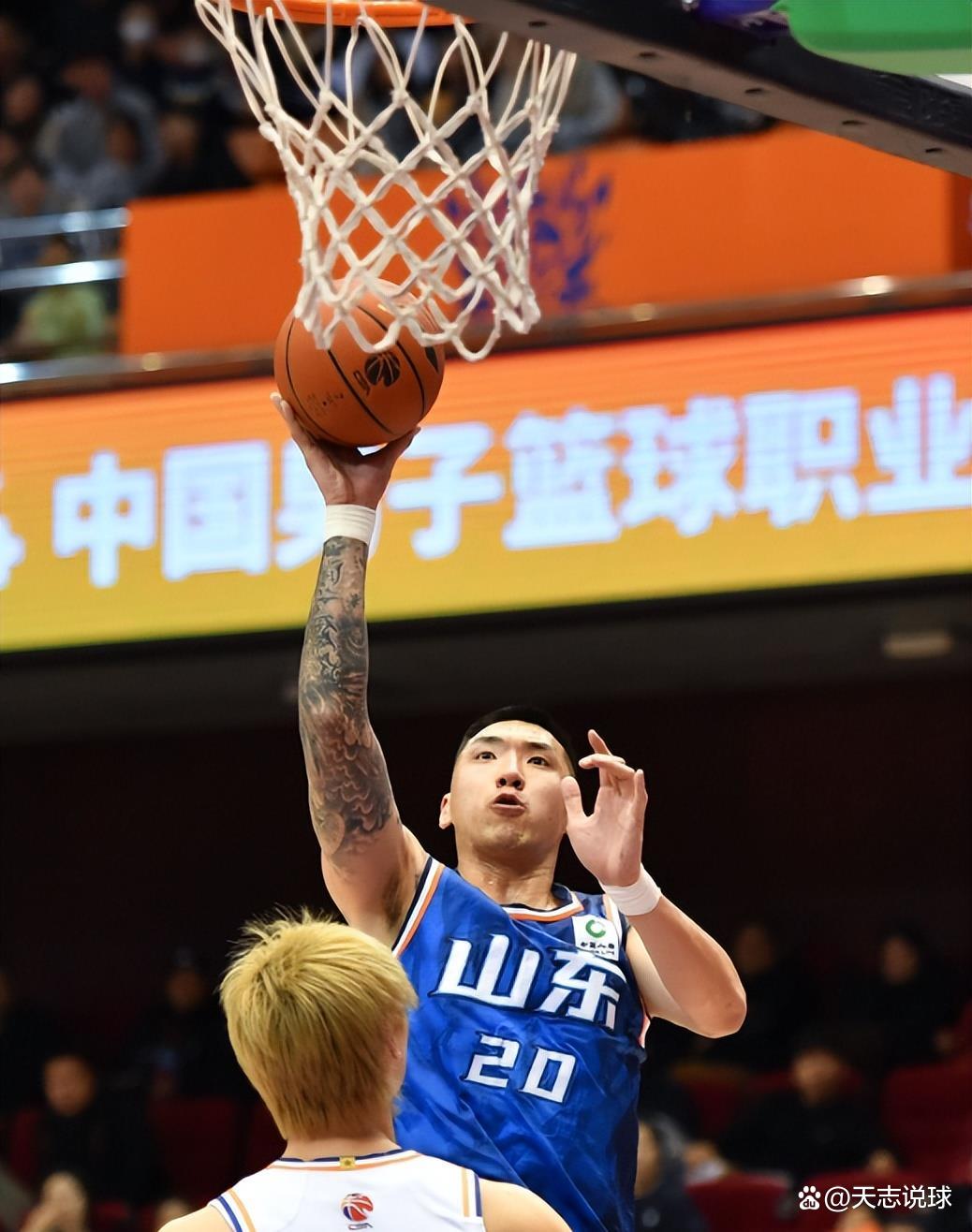 爱游戏体育山东男篮训练开放日，冲刺阶段队长鼓劲引欢呼，欧冠在即，控场能力受关注的简单介绍