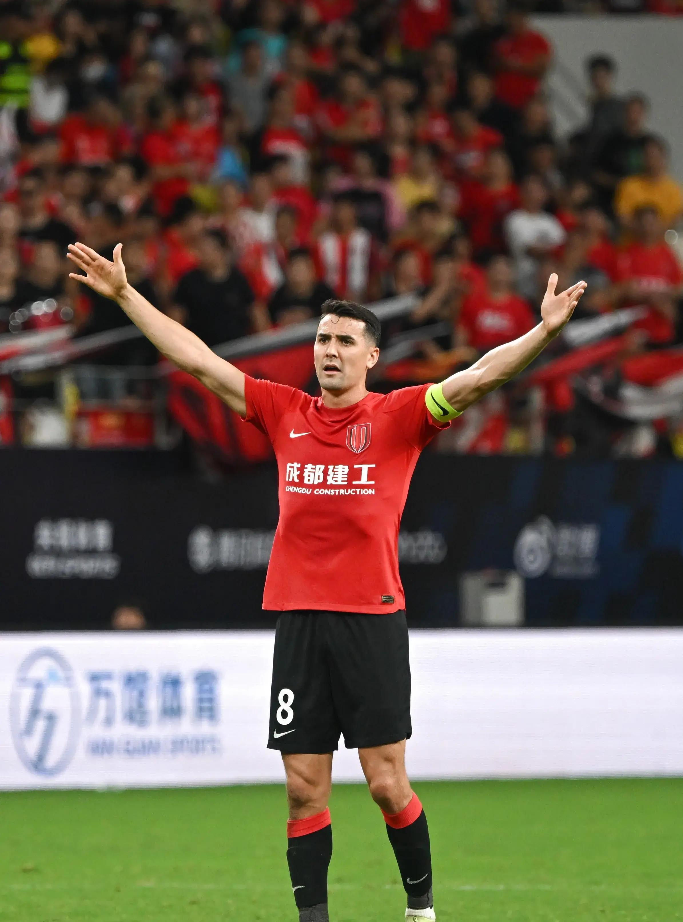 关于英超赛后再迎强敌；皇家马德里远射贴柱；主帅态度——更衣室稳定；临场指挥获称赞的信息